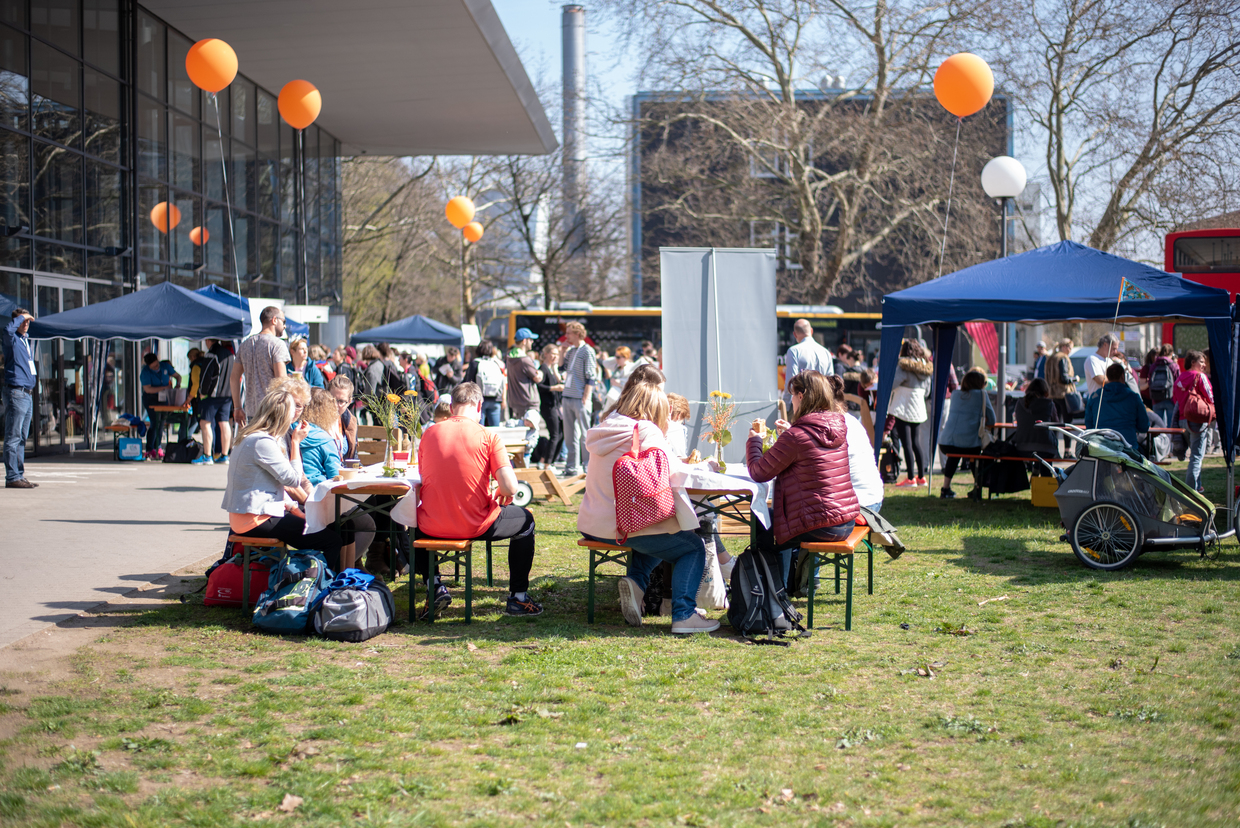 Kongress 2019 Teilnehmer vor dem Audimax